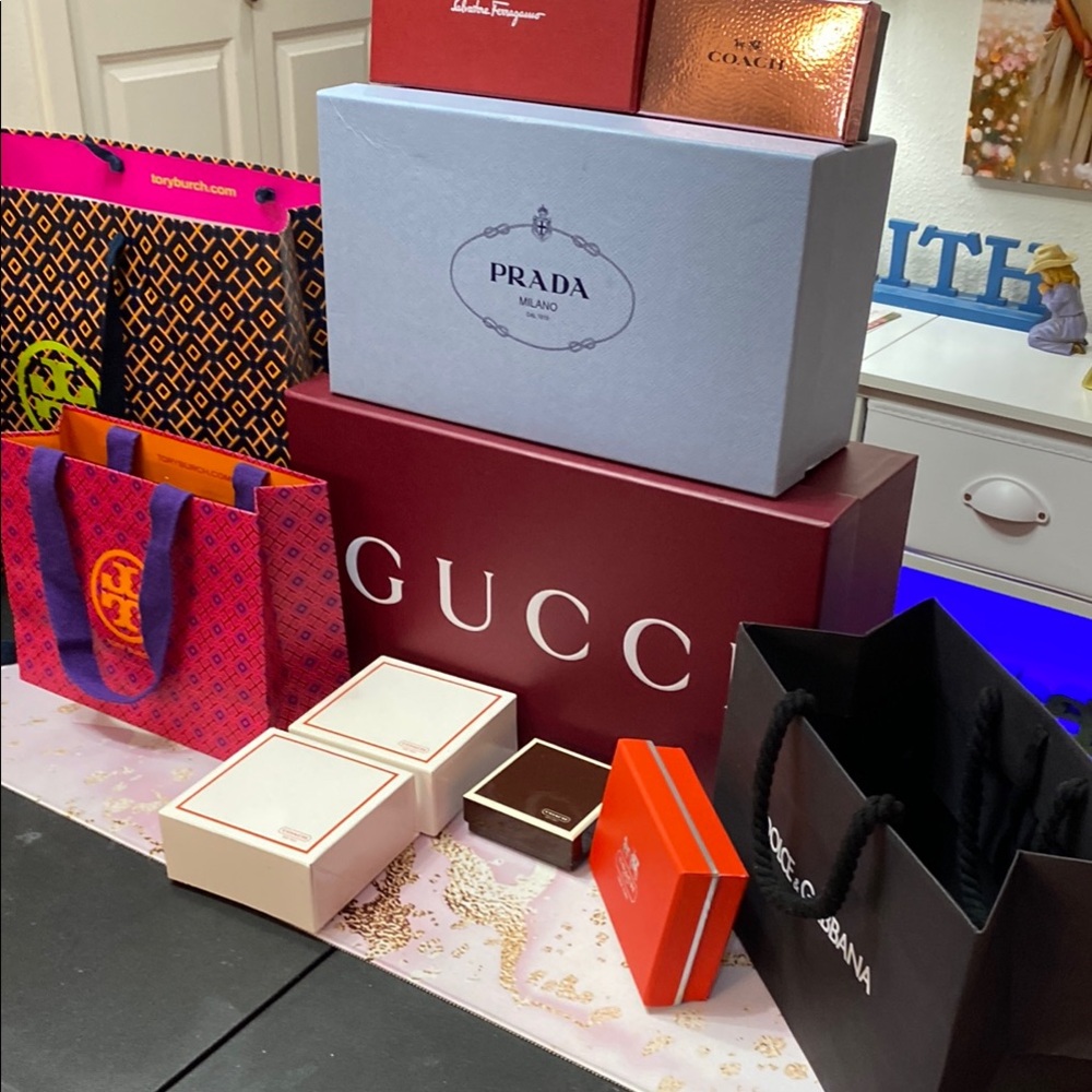 Luxury boxes and shopping bags